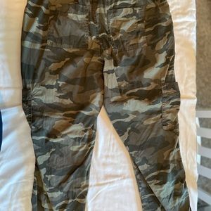 Sonoma Camo Khaki green pant with stretch